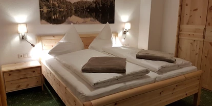 Pensionen - Umgebungsschwerpunkt: Berg - Stanz bei Landeck - Schlafzimmer aus Zirbenholz - Haus Alpenglühn