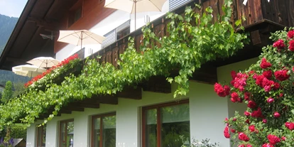Pensionen - Terrasse - Stanz bei Landeck - Hausansicht  - Haus Alpenglühn