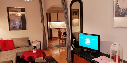 Pensionen - Skilift - Baldramsdorf - Wohnschlafraum mit Fernseher mit integriertem DVD-Player - Appartement Sonja im Haus Carinthia am Nassfeld