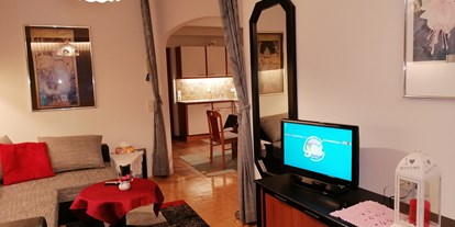 Pensionen - Umgebungsschwerpunkt: Berg - Pflügen - Wohnschlafraum mit Fernseher mit integriertem DVD-Player - Appartement Sonja im Haus Carinthia am Nassfeld