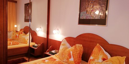 Pensionen - Umgebungsschwerpunkt: Berg - Weißbriach - Schlafzimmer mit Spiegelschrank und viel Stauraum - Appartement Sonja im Haus Carinthia am Nassfeld