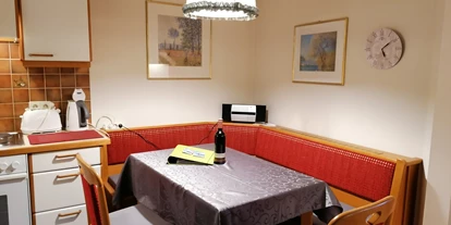 Pensionen - Kühlschrank - Baldramsdorf - Küche mit gemütlicher Essecke und Stereoanlage - Appartement Sonja im Haus Carinthia am Nassfeld
