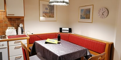 Pensionen - Kühlschrank - Kärnten - Küche mit gemütlicher Essecke und Stereoanlage - Appartement Sonja im Haus Carinthia am Nassfeld
