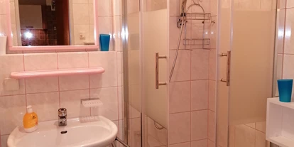 Pensionen - Kühlschrank - Schönboden - Bad mit Dusche und 2 Siegeln und Bidet - Appartement Sonja im Haus Carinthia am Nassfeld