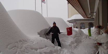 Pensionen - Balkon - Mötschlach (Irschen) - 2014 schneereichster Winter, mein Gast beim Ausschaufeln seines Autos - Appartement Sonja im Haus Carinthia am Nassfeld