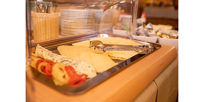 Pensionen - Frühstück: Frühstücksbuffet - Höggen - regionale Käsevariationen - Gästehaus Fellner