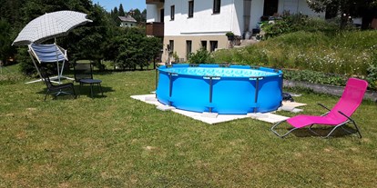 Pensionen - Langlaufloipe - Kofl - Swimmingpool mit Liegestühle - Ferienhaus Schäfer