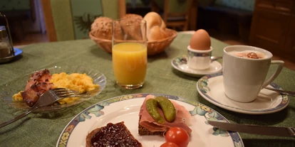 Pensionen - Frühstück: serviertes Frühstück - Fendels - Frühstückstisch - B&B Rehwinkl