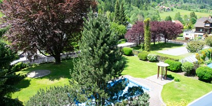 Pensionen - Umgebungsschwerpunkt: Berg - Flattnitz - Blick vom Balkon in den Garten - Klamberghof Burgstaller ***