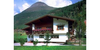 Pensionen - Tiroler Oberland - Ausenansicht im Sommer - Garni Jaqueline