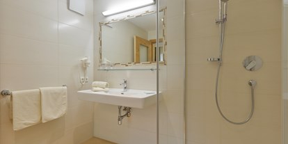Pensionen - Sauna - Helfenstein - Alle Bäder mit großem Spiegel und Haarföhn - Hotel Garni Birkenhof & Apartments Rosenhof