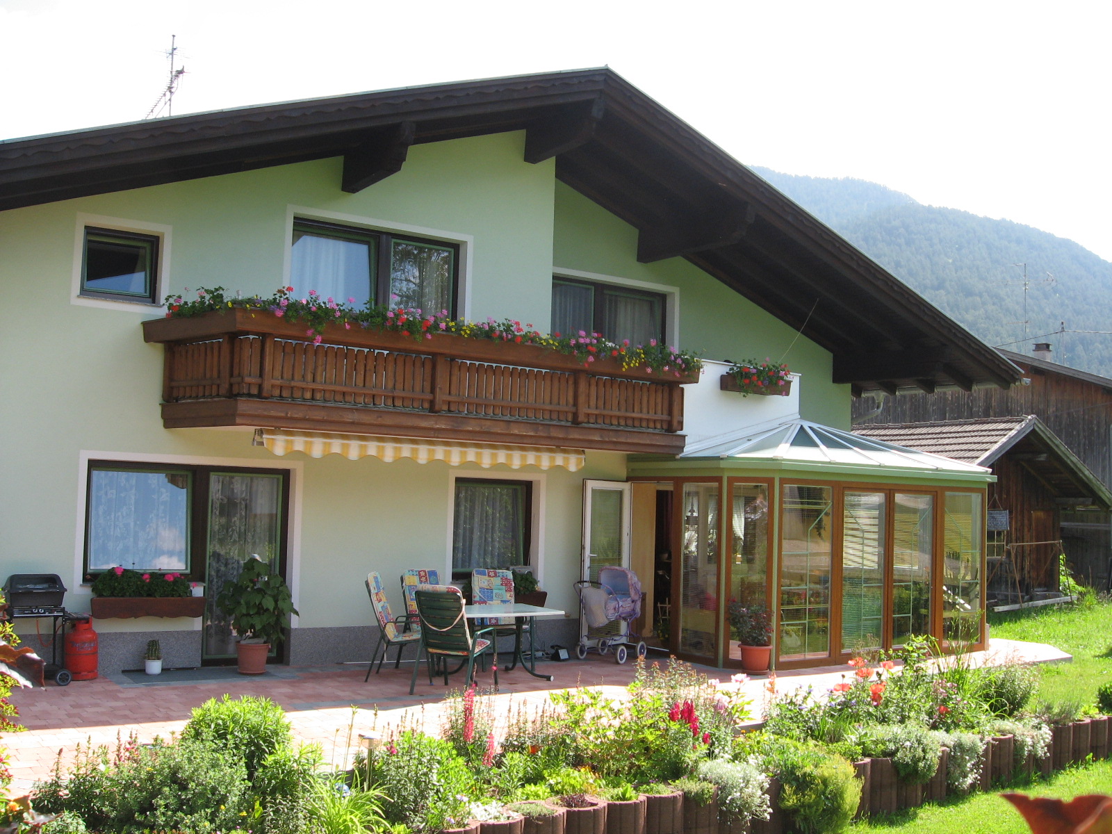 Frühstückspension - Einfamilienhaus in sonniger, ruhiger und zentraler Lage im Dorfzentrum von Stanzach. - Pension Falger Josef