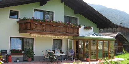 Pensionen - Restaurant - Tirol - Einfamilienhaus in sonniger, ruhiger und zentraler Lage im Dorfzentrum von Stanzach. - Pension Falger Josef