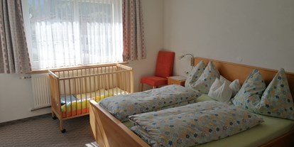 Pensionen - Roßhaupten - Fewo "Neunerköpfle" - Schlafzimmer - Pension Tannheim