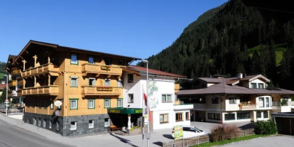 Pensionen - Umgebungsschwerpunkt: Berg - Mützens - Gästehaus vorne, dahinter Hotel Garni - Hotel Garni**** + Gästehaus***