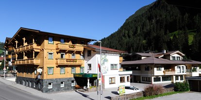 Pensionen - Umgebungsschwerpunkt: Berg - Arzl - Gästehaus vorne, dahinter Hotel Garni - Hotel Garni**** + Gästehaus***