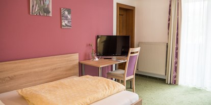 Pensionen - Langlaufloipe - Einbettzimmer mit Dusche, Wc, Telefon,TV, kostenloses W-lan und Südbalkon - Pension Gstrein