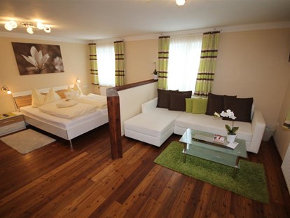 Pensionen - WLAN - Rußbach - Unser Premiumzimmer mit Badewanne, großer begehbarer Dusche und Balkon - Gasthof Waldwirt