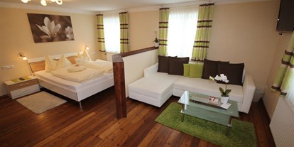 Pensionen - Umgebungsschwerpunkt: am Land - PLZ 5602 (Österreich) - Unser Premiumzimmer mit Badewanne, großer begehbarer Dusche und Balkon - Gasthof Waldwirt