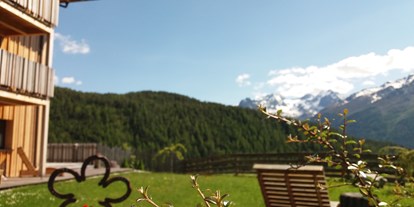 Pensionen - Kühlschrank - Tarrenz - Appartements der Veitenhof in Tirol - Gartenlounge mit Panoramablick  - Bio & Reiterhof der Veitenhof