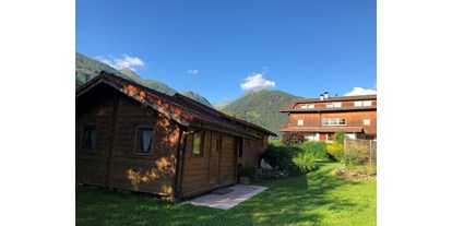 Pensionen - Umgebungsschwerpunkt: Berg - Antholz/Obertal - Ansicht von hinterem Garten, Ferien-Blockhaus und Haupthaus - Gästehaus Schlossnerhof***