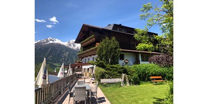 Pensionen - Umgebungsschwerpunkt: Berg - Antholz/Obertal - Außenansicht unseres Haus mit Sonnenterrasse - Gästehaus Schlossnerhof***