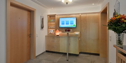 Pensionen - Umgebungsschwerpunkt: Berg - Söll - Rezeption - wo unsere Gäste empfangen werden. - Hotel Garni Tirol im Kaiserwinkel