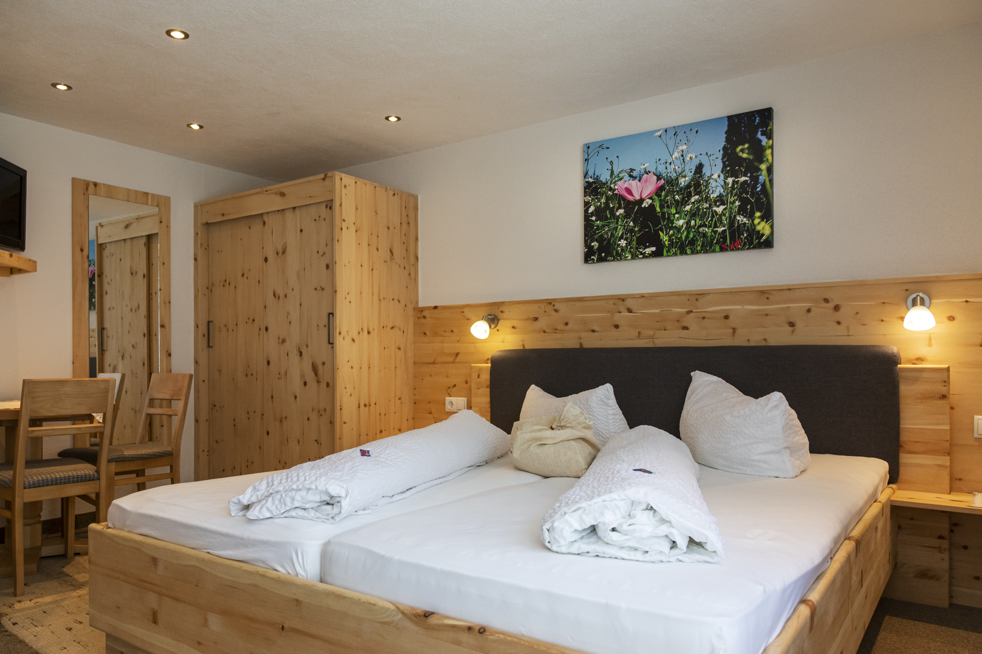 Frühstückspension - Entspannen Sie sich in unseren neu gestalteten Doppelzimmer aus Zirbenholz. Erleben Sie mit allen Sinnen den Zauber des Tiroler Stils.
Dusche, WC, Föhn
Sat-TV
Gratis WLAN
Zimmer mit Blick auf den Garten
Sonnenterrasse
Wintergarten mit gemütlicher Sitzecke Liegewiese hinter dem Haus
Sauna + Sanarium - Landhaus Gasser