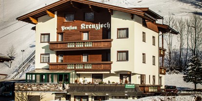 Pensionen - Alpbach - Frontansicht Winter mit Gondelbahn - Pension Kreuzjoch