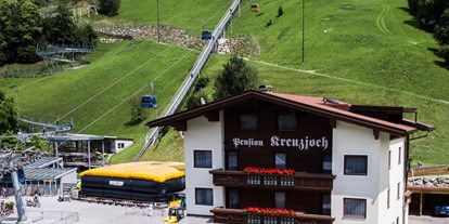 Pensionen - Ried im Zillertal - Frontansicht Sommer mit Gondelbahn - Pension Kreuzjoch