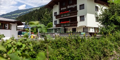 Pensionen - Garten - Alpbach - Frontansicht Sommer - Pension Kreuzjoch