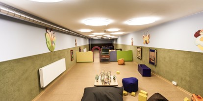 Pensionen - Balkon - Zillertal - Kinderspielraum im Aktivhotel Tuxerhof - Pension Kreuzjoch