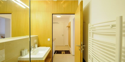 Pensionen - Balkon - Dünserberg - App. A, Garten  Duschen in Teil A  24 m² aus App. AB  (Schlafzimmer, Dusche/WC, kleiner Küchenblock)
kann mit Teil B durch Doppeltüre verbunden werden - Appartements Lenzikopf
