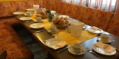 Pensionen - Frühstück: Frühstücksbuffet - Hergatz - Frühstücksraum - Pension Wachter