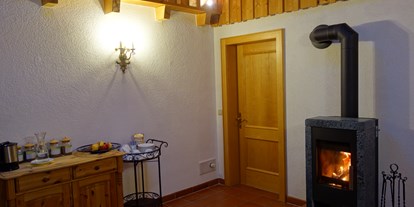 Pensionen - Kühlschrank - Blaichach - Kaminzimmer in der Ferienwohnung ELEMENTE - Pension Sonnblick