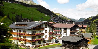 Pensionen - Umgebungsschwerpunkt: Berg - Wald am Arlberg - Lavendel Aussenansicht Sommer - Hotel Garni Lavendel