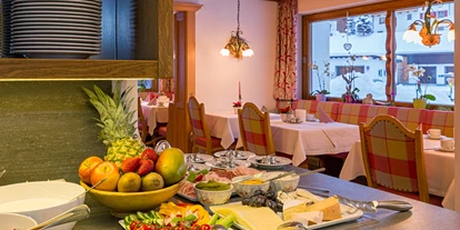 Pensionen - weitere Verpflegungsmöglichkeiten: Nachmittagskaffee - Grins - Frühstücksraum mit Buffet - Hotel Garni Lavendel