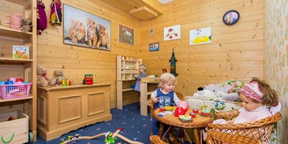 Pensionen - weitere Verpflegungsmöglichkeiten: Nachmittagskaffee - Arlberg - Kinderzimmer - Hotel Garni Lavendel