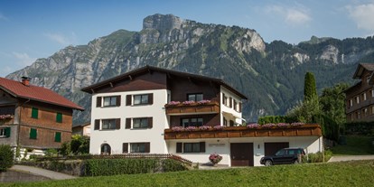 Pensionen - Bregenzerwald - Aussenaufnahme, im Hintergrund sehen Sie unseren Hausberg die Kanisfluh - Gästehaus Lässer