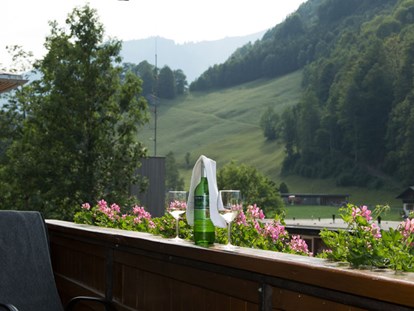 Pensionen - Frühstück: Frühstücksbuffet - Wald am Arlberg - Blick vom Balkon der Wohnung Obergeschoss und Doppelzimmer mit Balkon Richtung Freibad - Gästehaus Lässer