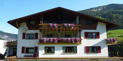 Pensionen - Umgebungsschwerpunkt: Berg - Damüls - Sommerbild mit unseren großzügigen Balkonen - Gästehaus Manuela Puchmayr