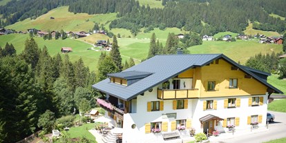 Pensionen - Art der Pension: Frühstückspension - Pettneu am Arlberg - Außenansicht Sommer - Gästehaus Tannegg