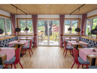 Pensionen - Frühstück: Frühstücksbuffet - Wald am Arlberg - Frühstücksraum - DAS KLEEMANNs