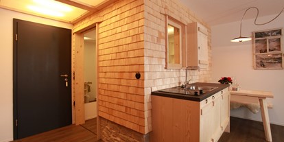 Pensionen - Umgebungsschwerpunkt: Berg - Damüls - Bad und Küche mit Hüttenambiente - Landhaus Bromm