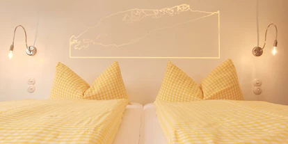 Pensionen - Art der Pension: Hotel Garni - Vorarlberg - Doppelbett mit indirekter LED-Beleuchtung - Landhaus Bromm