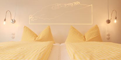 Pensionen - Restaurant - Damüls - Doppelbett mit indirekter LED-Beleuchtung - Landhaus Bromm