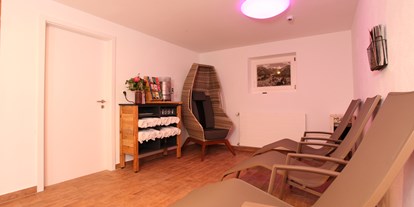 Pensionen - Sauna - Damüls - Ruhebereich mit Cocoon Lounge Physiotherm Infrarotstuhl und BIO Teebar  - Landhaus Bromm