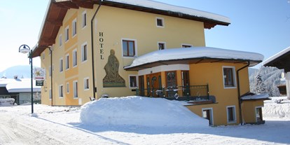 Pensionen - Sauna - Mandling - Winterfoto vom Eingang - Hotel Pension Barbara