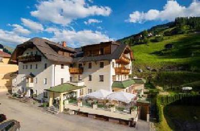 Frühstückspension - Aussenansicht im Sommer ,
der Huettenwirt als ideales Ziel für Wanderer - Naturhotel Huettenwirt