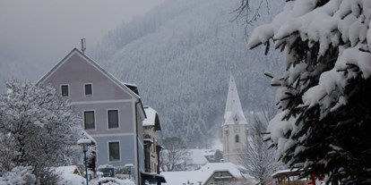 Pensionen - Kühlschrank - Hochsteiermark - Blich Richtung Bürgeralm in Aflenz mit Kirche - Pension Gierlinger ***, Aflenz Kurort/ Steiermark